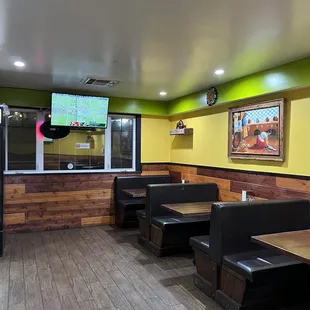 Cervezas + tacos + sports games = happiness