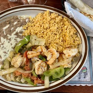 Camarones a la Plancha with accompanying flour tortillas