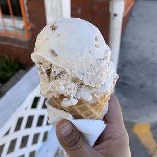 a hand holding an ice cream cone