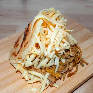 Arepa Peluda es de carne mechada con queso gouda