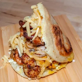 Arepa Mixta con carne, pollo, pernil, camaron, chorizo y queso gouda