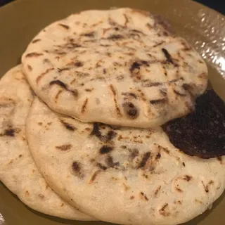 Pupusas De Frijol Con Queso