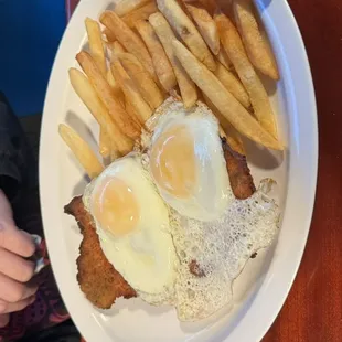 Milanesa con huevos fritos y papas fritas... just like from back home!