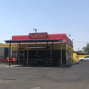 the outside of a restaurant