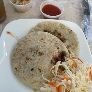 Pupusas de chicharrones y frijoles