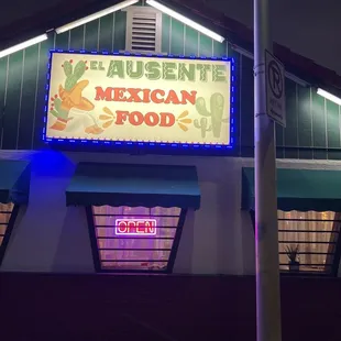 Restaurante. El. Ausente. Buena música. Y. Karioki