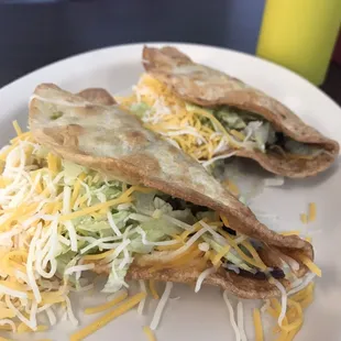 hard shell shredded beef tacos. nomnomnom!!