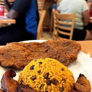 Bistec empanizado, arroz con gandules and maduros