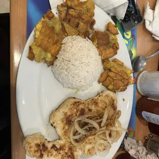 Pollo a la plancha acompañado de tostones de plátano y arroz blanco