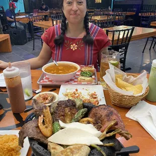 Molcajete, caldo mariscos, y mi corazón