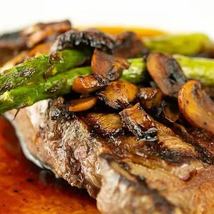 steak with mushrooms and asparagus