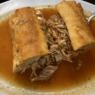 Torta ahogada.   Cebolla curtida, limon y chile/salsa son servidas a un lado para el gustó del consumidor.  Recomendable 100%