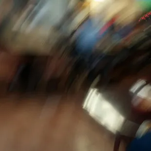 Mucha gente sentada después de 20mins de a ver terminado de comer