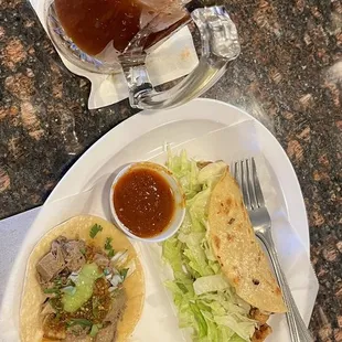 una lengua, un pastor y un "crispy" pollo asado