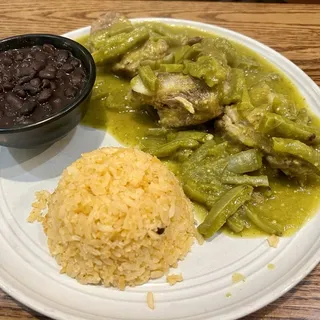 Costillas de puerco en salsa verde con nopales