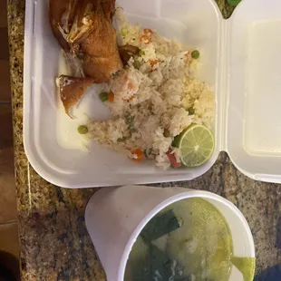 El arroz mixteado con algo blanco que no se que es y el pollo está feo