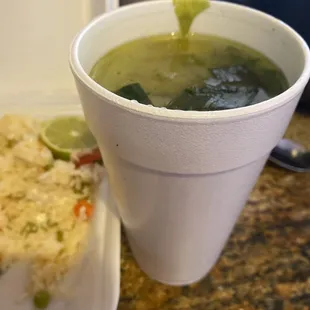 El vasito de caldo está muy chiquito no vale la pena los 15.00