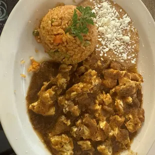 Huevos con Chicharron en salsa roja delicioso