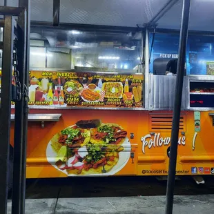 My only goto Taco truck in Bakersfield for Taco a Taco Trio plate. Melissa always has a smile, and she always brings a smile to my face.