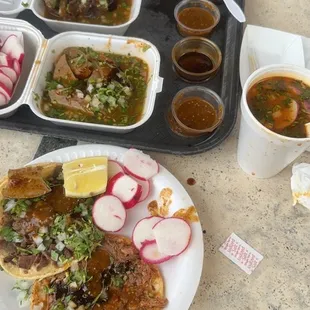 Taco de asada, birria, orden de hígado y orden de espinazo con consomé