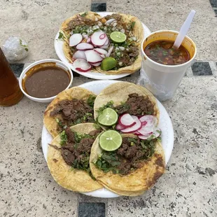 Tacos de Res Y Tacos de Chivo. Un rico consomé