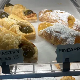 Fig w/ caramel pastry/ pineapple