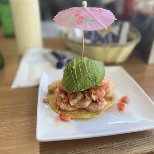 Tostada de camarón cocido