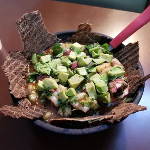 Aguachiles rojos mar y tierra con aguacate