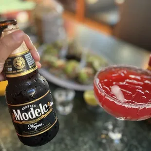 Modelo negra/ margarita de fresa