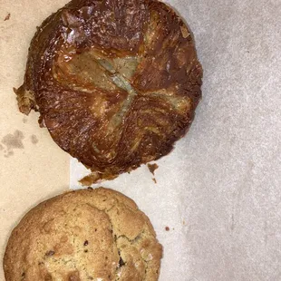 Kougin-amann and chocolate chip cookie.