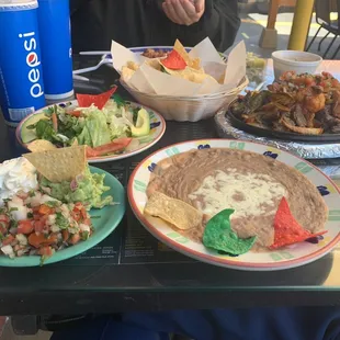 El camino fajitas, beans, chips, pulpo