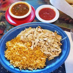 Arroz con Pollo (Chicken with Rice) and both the house (terrible) and the picosa (excellent) salsas.