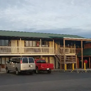 the exterior of el canelo mexican restaurant