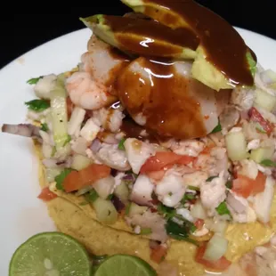 Tostada mixta ceviche de camaron y pescado jaiva natural  pulpo camaron cocido y callo  chile chiltepin en polvo salsa la negra