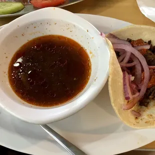 Consomé y taco de birria tatemada