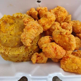 food, chicken, fried chicken, poultry, bbq chicken, fried chicken wings, bbq wings, chicken wings, chicken wings and fried chicken