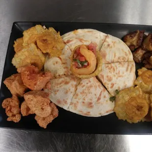 food, chicken wings and fried chicken