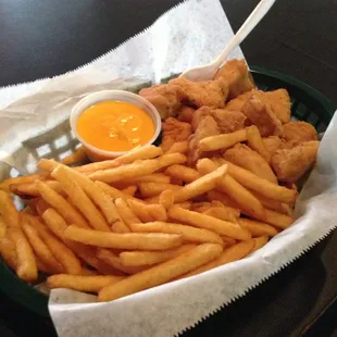 Trocitos de pollo con papas deltas con queso/ chicken breast nuggets with French fries