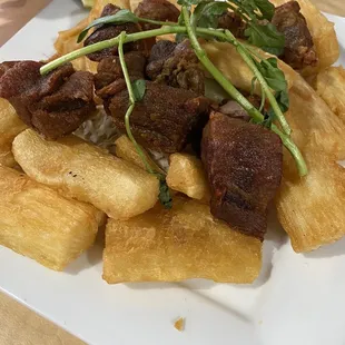 Yuca frita con chicarrón