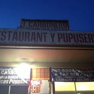 the front of a restaurant at night