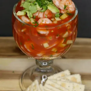 a bowl of shrimp salsa with crackers