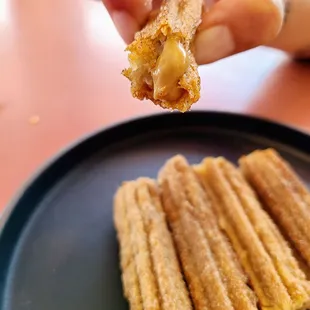 Churro con lechera y coco