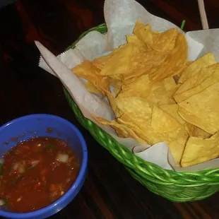 Chips &amp; salsita roja.