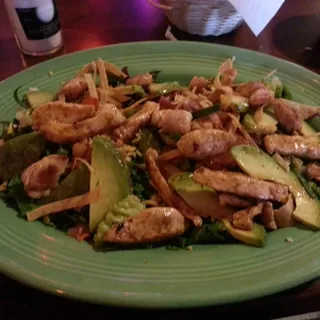 Pollo con Aguacate Salad