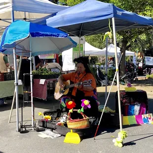 Performer in the farmers' market