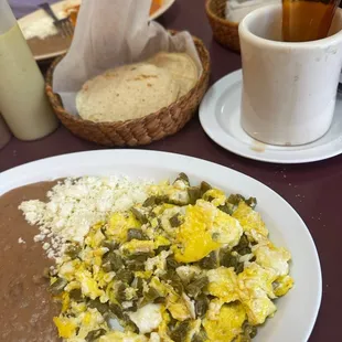 Nopales con huevo y frijoles y también café de canela.