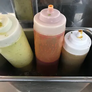 Salsa de aguacate, salsa roja y salsa verde