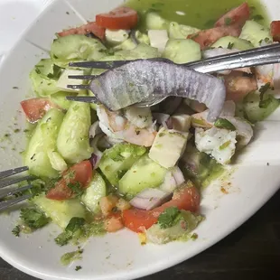 Que le saquen filo al cuchillo y que le pongan sabor ala comida... mariscos calientes y sin sabor, casi me ahogo