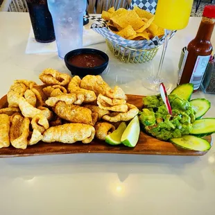 Guacemole con chicharrón