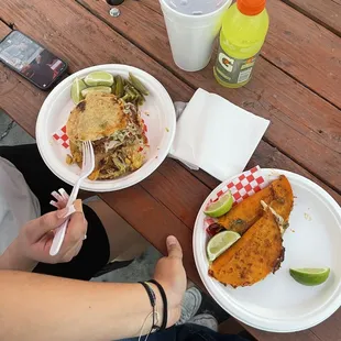 Gorditas of chicharrón with mild sauce and quesabirrias   Gorditas de chicharrón con salsa verde y quesabirrias